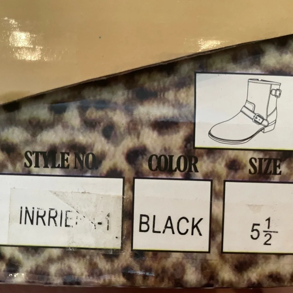 Black Boots With Gold Accents NIB Size 5.5 DKDB - Picture 14 of 15